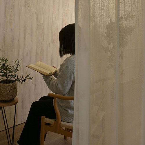 ミラーレースカーテンを夜の外から見た室内の様子,透けて見えます