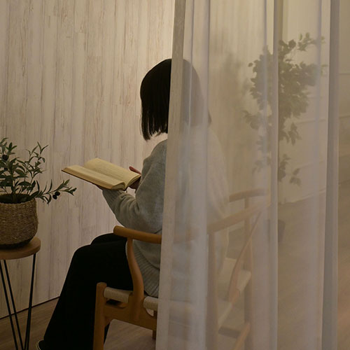 通常レースカーテンを夜の外から見た室内の様子,はっきり透けて見えます