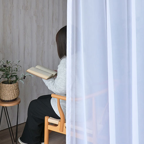 通常レースカーテンを昼の外から見た室内の様子,うっすら透けています