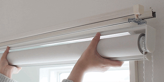 カーテンレールに取り付けたロールスクリーンの設置と動作確認