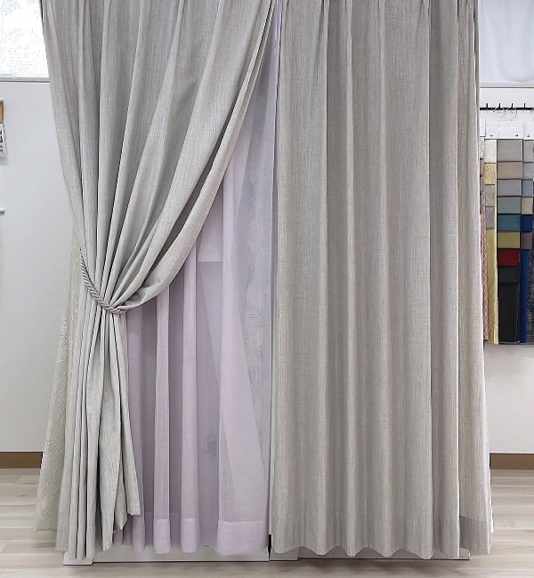 パレット（アイボリー）のジェラート（ベリー）のレースカーテンの組み合わせ