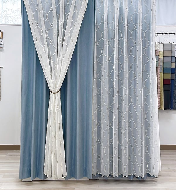 パレット（アンティークブルー）のドレープとオペラのトルコレースカーテンの組み合わせ