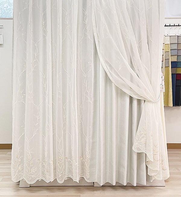 サンライトとリエール（ゴールド）のカーテンを用いたコーディネート画像