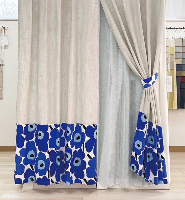 北欧デュオ ピエニウニッコ（ブルー）のドレープとソルベ(グレー)のレースカーテンの組み合わせ