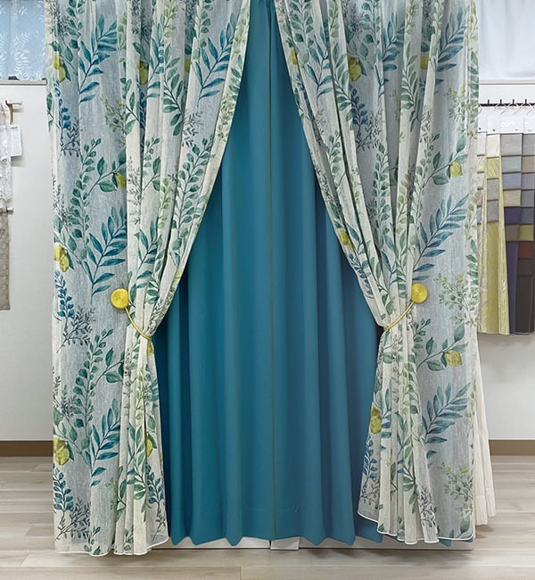 レモネード(グリーン)とオールワン（アクアグリーン）のカーテンを用いたコーディネート画像