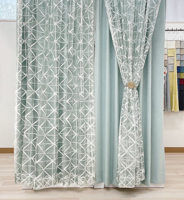 ハヌル(グリーン)のドレープとネーヴェのレースカーテンの組み合わせ