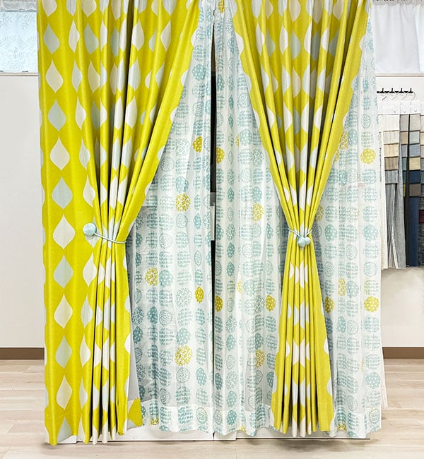 シエル（イエロー）のドレープとマルコロのレースカーテンの組み合わせ