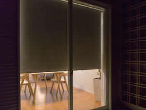 生地の透過性：夜外から室内を見たときの画像