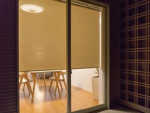 生地の透過性：夜外から室内を見たときの画像