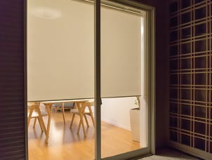 生地の透過性：夜外から室内を見たときの画像