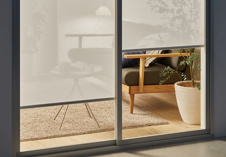 ロールスクリーン 夜 室内にある物の形が分かる