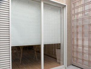 生地の透過性：昼外から室内を見たときの画像