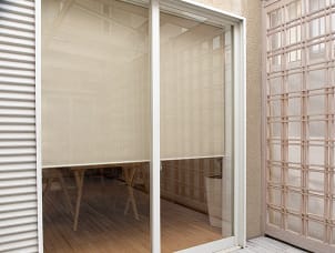 生地の透過性：昼外から室内を見たときの画像