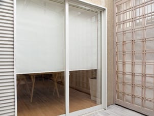 生地の透過性：昼外から室内を見たときの画像