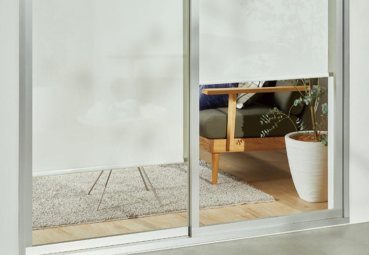 ロールスクリーン 昼 室内にある物の形が分かりにくい