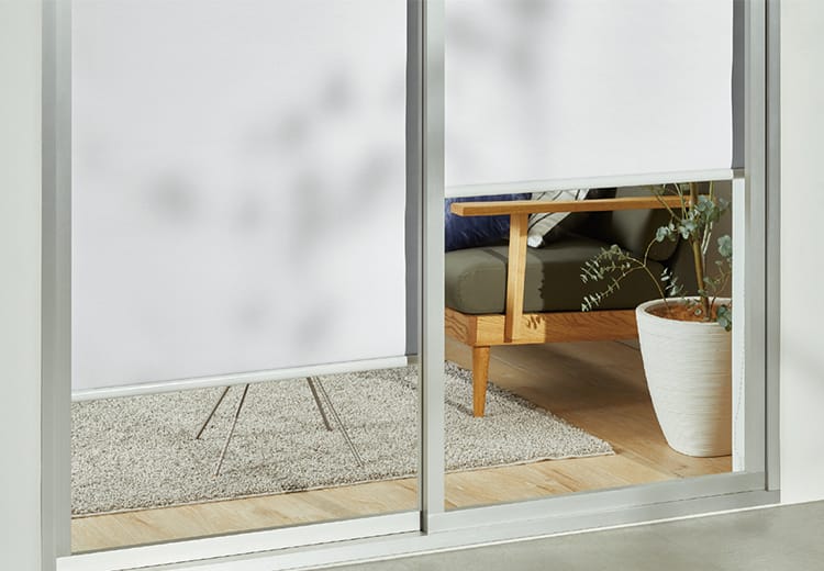 生地の透過性：昼外から室内を見たときの画像