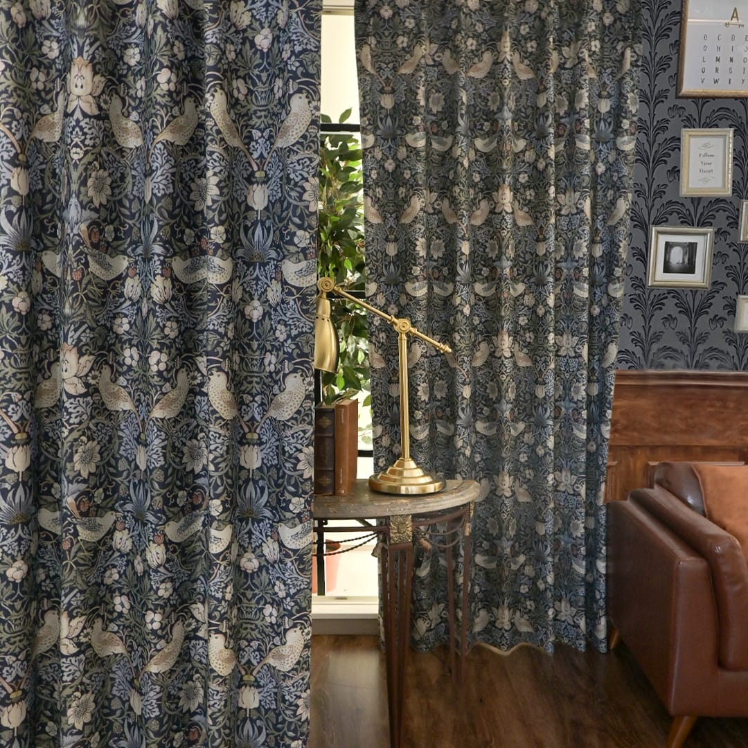 いちごと鳥の英国風ボタニカル柄カーテン ベリーバード ネイビー 完全遮光