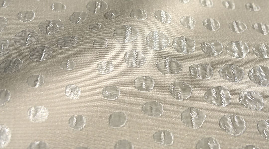 光沢ドットが光を受けて立体的に浮かび上がっている画像