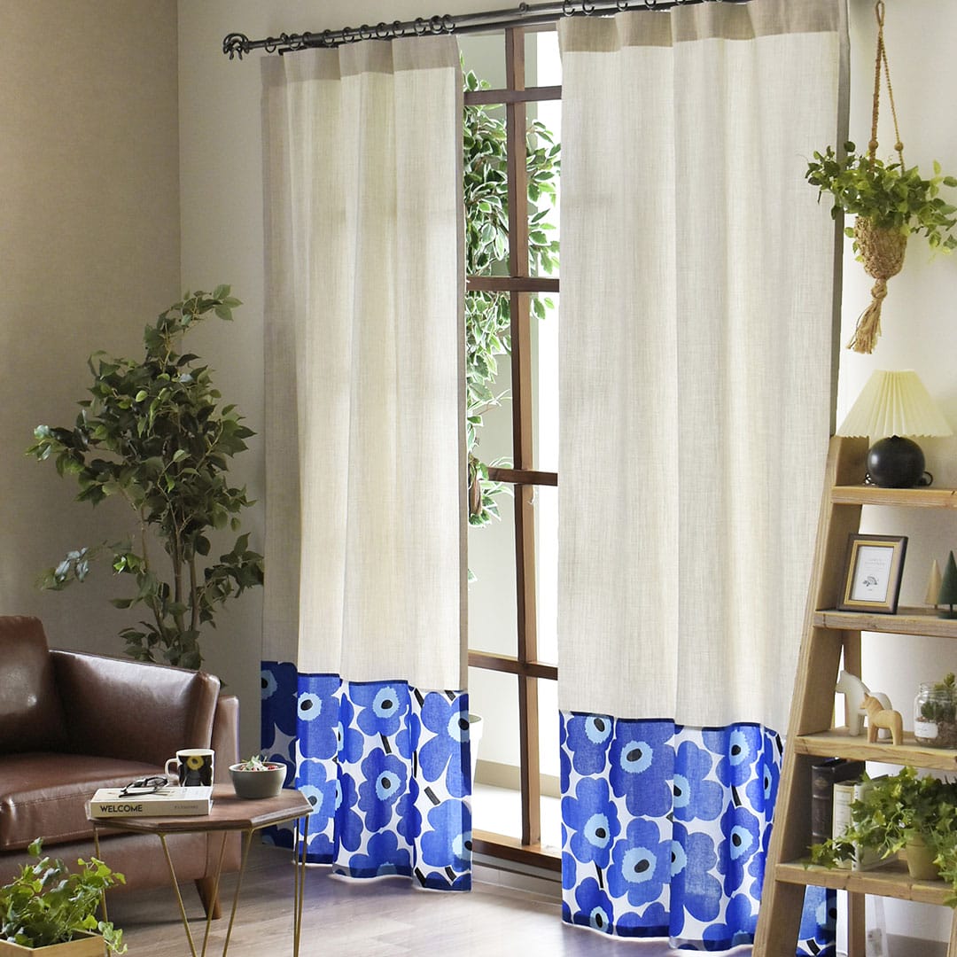 ピエニウニッコ(ブルー)×アイボリーのカーテンの全体画像