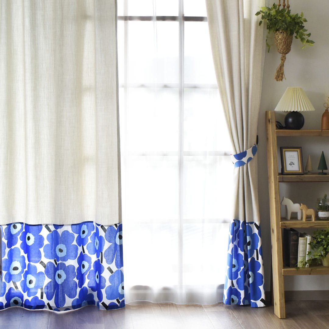 ピエニウニッコ(ブルー)×アイボリーのカーテンのタッセルでまとめた全体画像