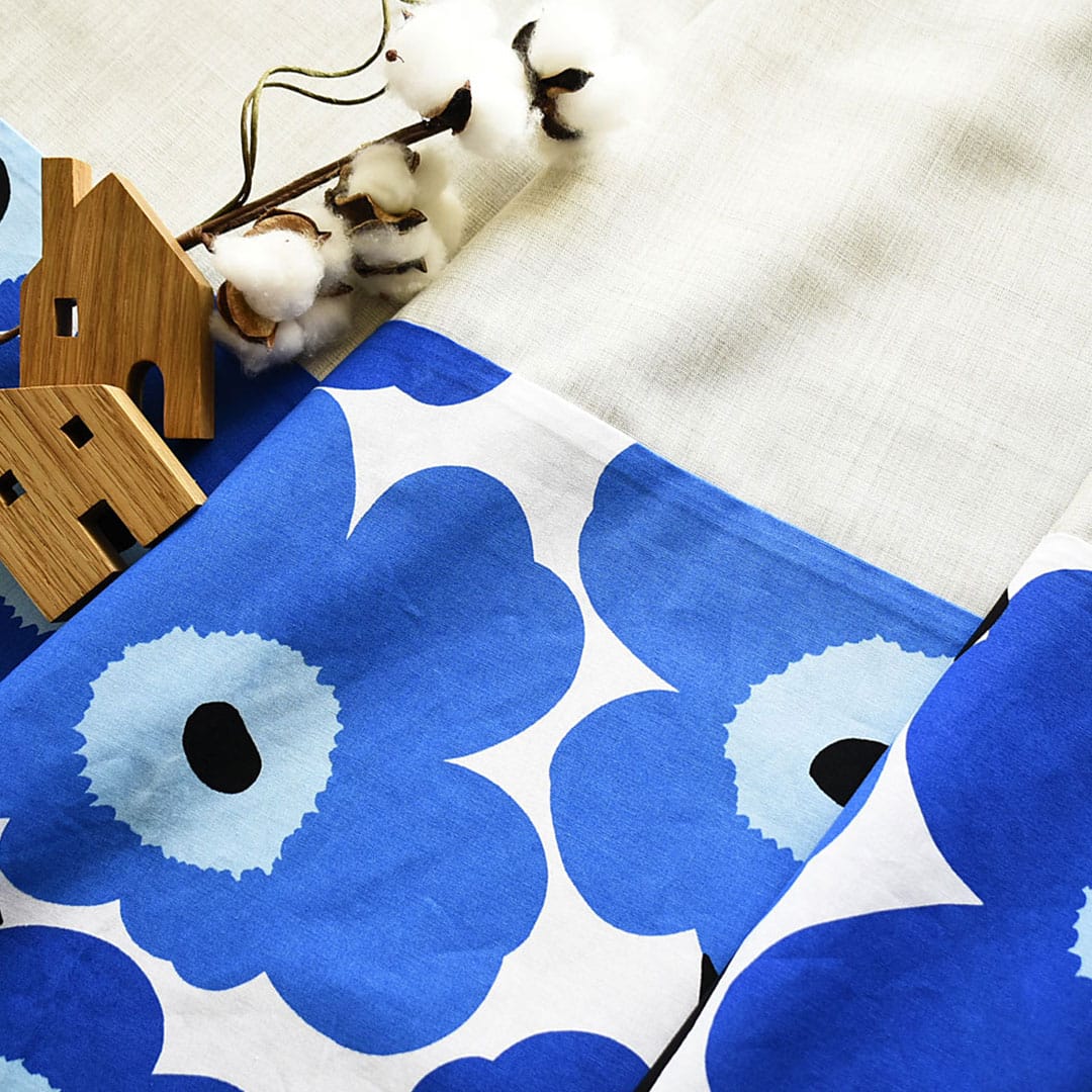 ピエニウニッコ(ブルー)×アイボリーのカーテンの切り替えし部分の画像