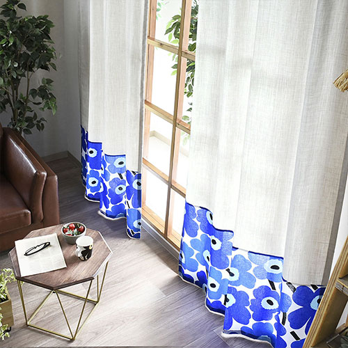 ピエニウニッコ(ブルー)×アイボリーのカーテンの裾部分画像