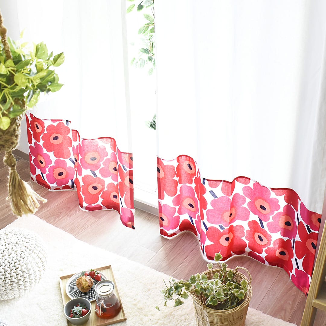 ピエニウニッコ(レッド)×ホワイトのカーテンの裾部分画像