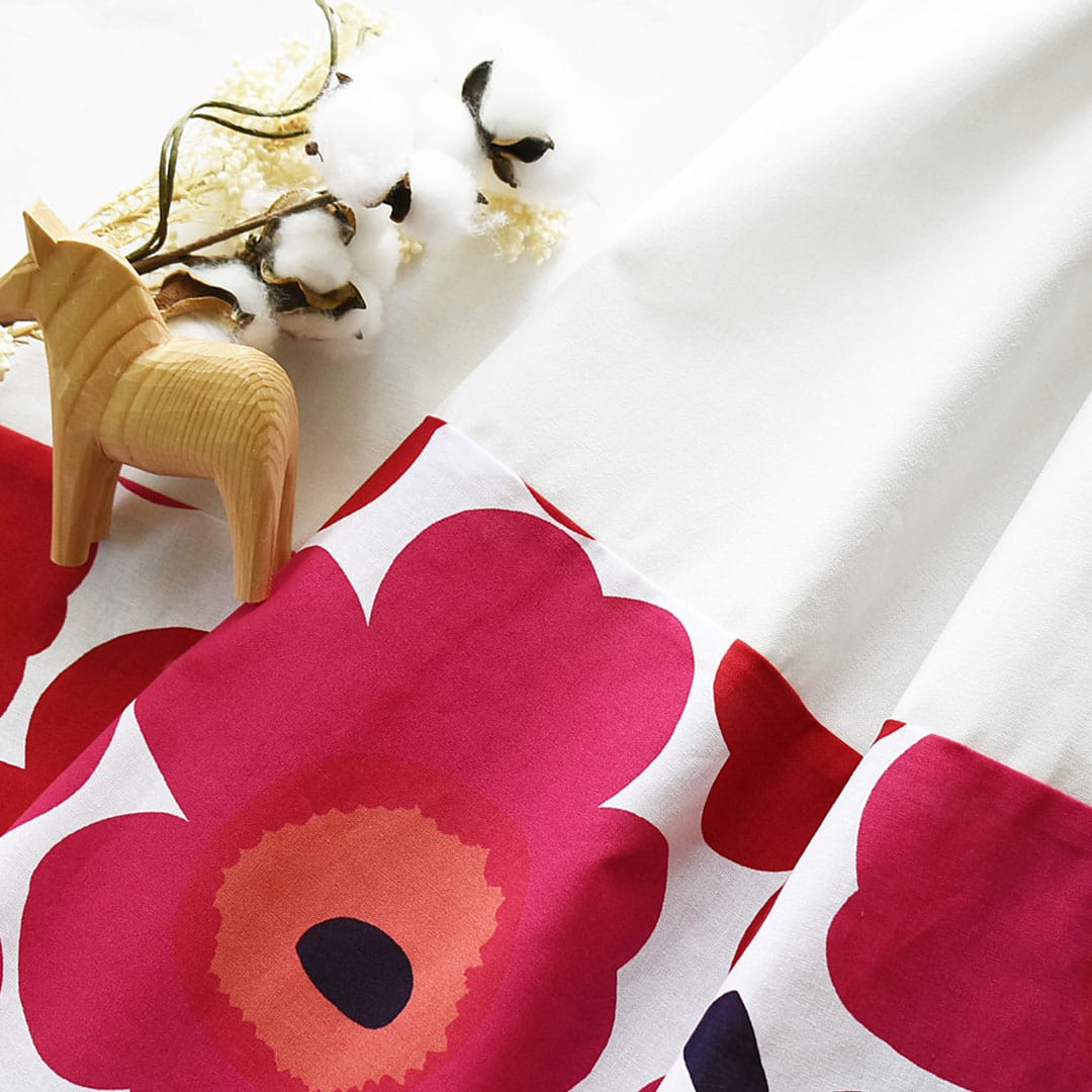 ピエニウニッコ(レッド)×ホワイトのカーテンの切り替えし部分の画像