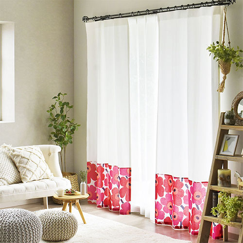 ピエニウニッコ(レッド)×ホワイトのカーテンの全体サムネイル画像