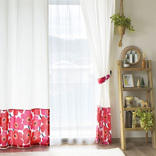 ピエニウニッコ(レッド)×ホワイトのカーテンのタッセルでまとめた全体のサムネイル画像