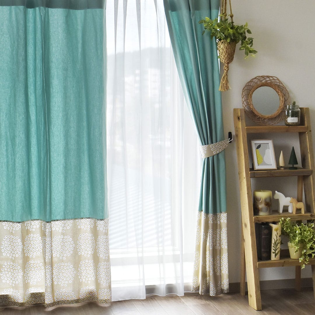 プケッティ(ベージュ)×ミントのカーテンのタッセルでまとめた全体画像