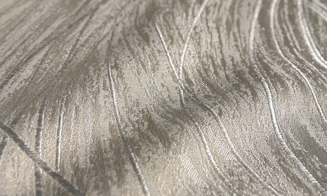 光を受けて立体的に浮かび上がっている画像