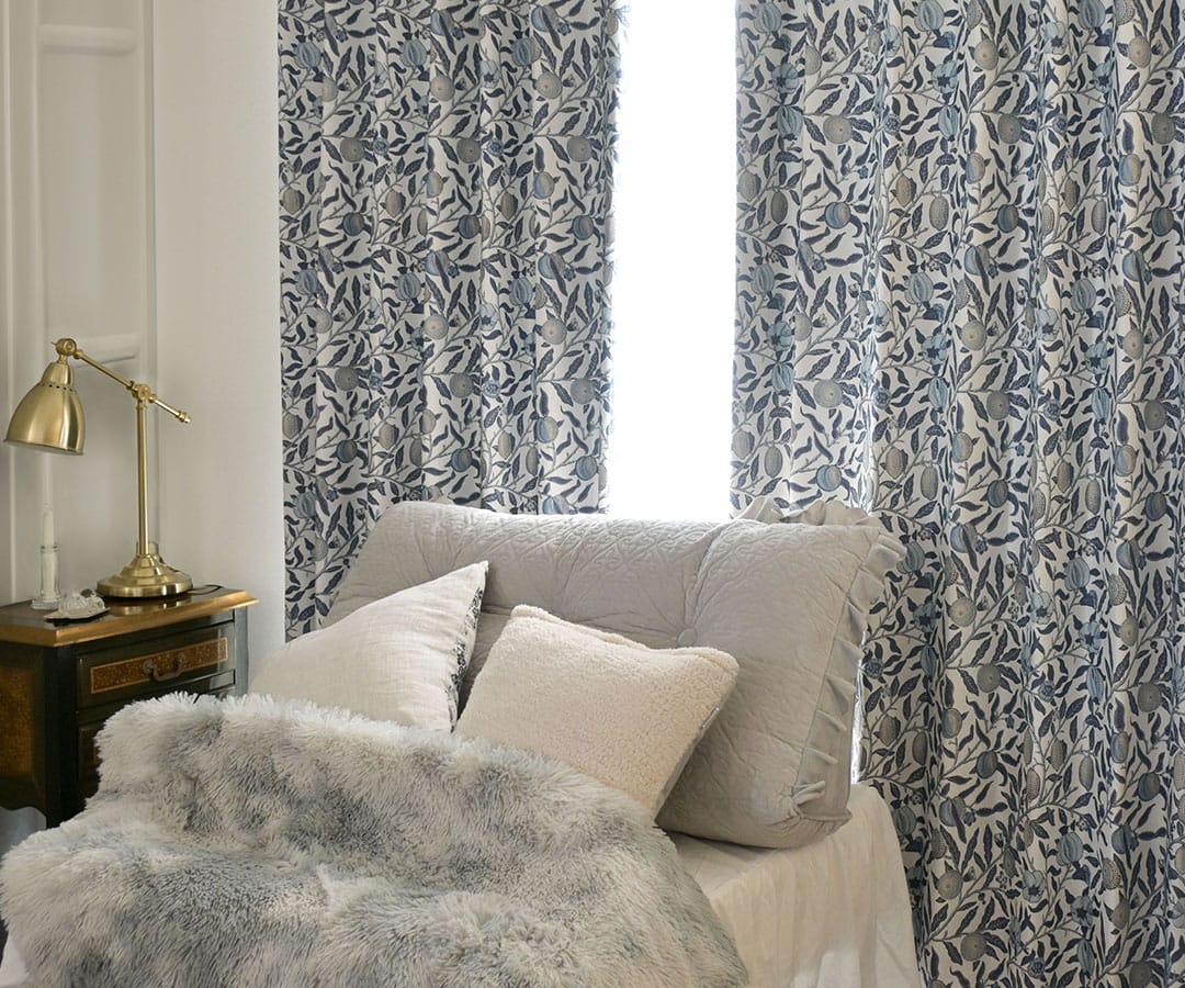 3層構造の遮熱・保温機能付き遮光カーテン ブルー