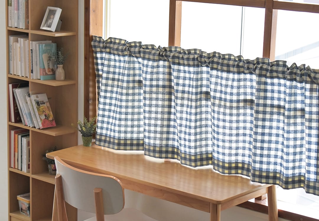ネイビーのギンガムチェックカフェカーテン 空間を引き締める使用例