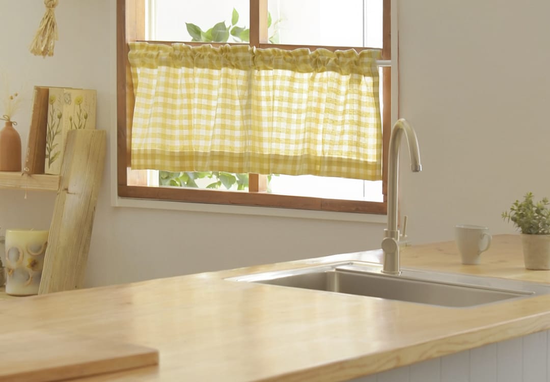 イエローのギンガムチェックカフェカーテン キッチンを明るくする使用例