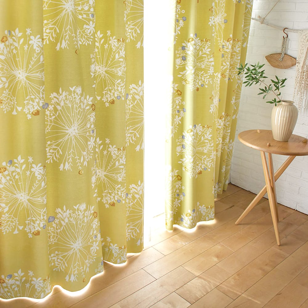 北欧テイストの花柄カーテン カウニスクッカ（イエロー）のコーディネート例