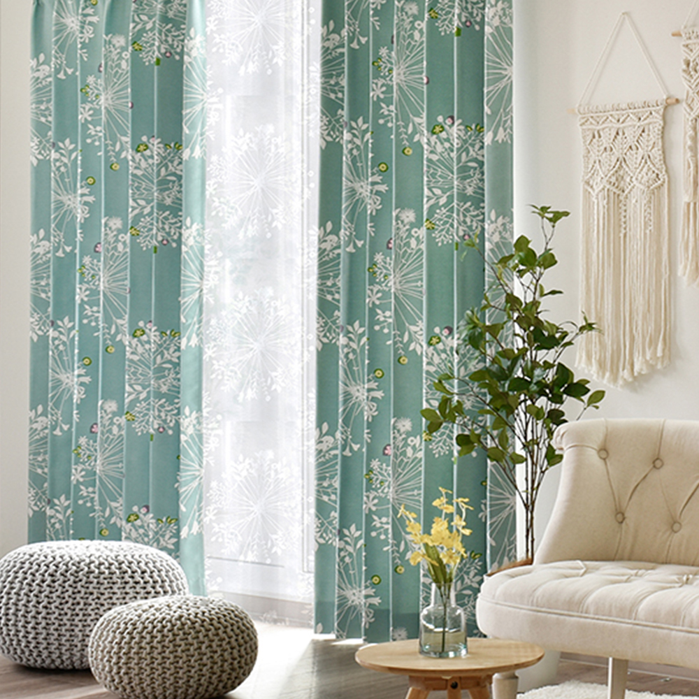 花柄カーテン カウニスクッカ（ブルーグリーン）のリビング使用例