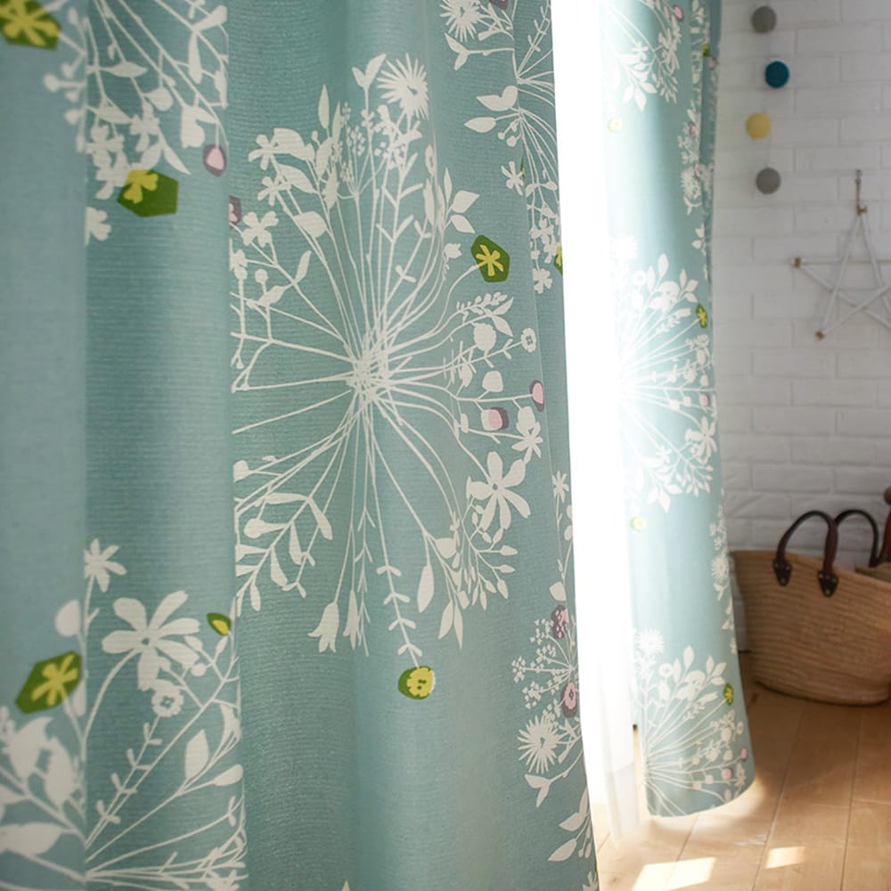 光を程よく遮る遮光2級カーテンのカウニスクッカ（ブルーグリーン）