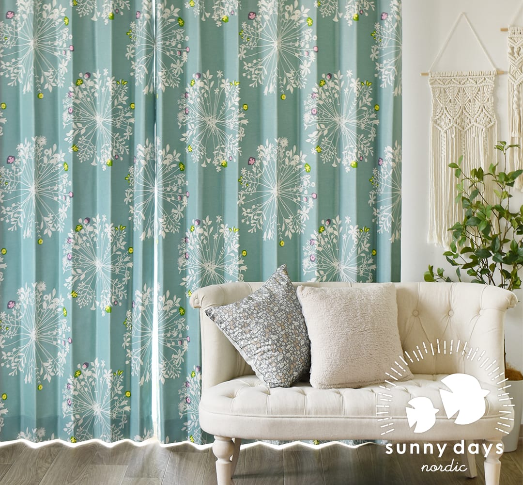 花束のような植物柄が広がる北欧デザインのカーテン「カウニスクッカ」