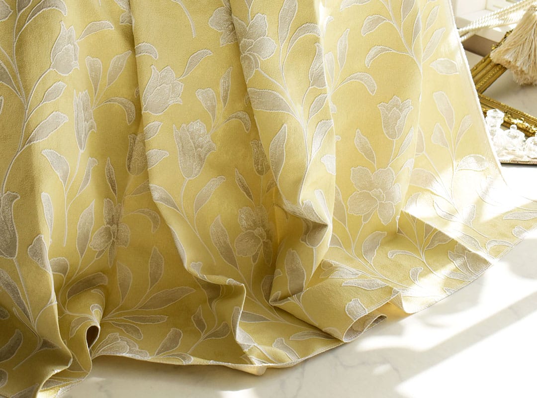 リリス（イエロー）のカーテン画像