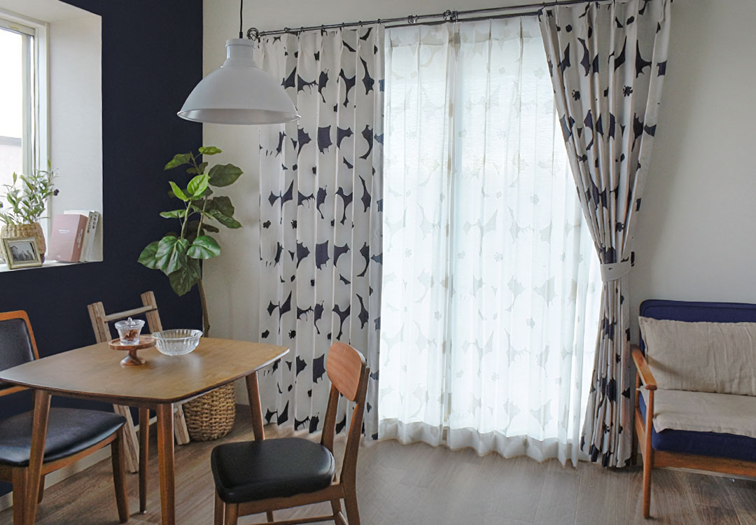 木製家具と観葉植物に合わせた北欧ナチュラルインテリアコーディネート｜グリーンの花柄カーテンでやさしい空間づくり