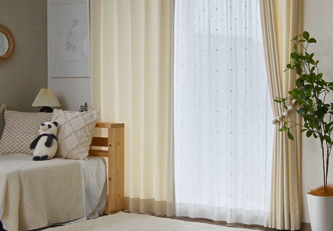 アイボリーとレースアストロのかわいい子供部屋コーディネート