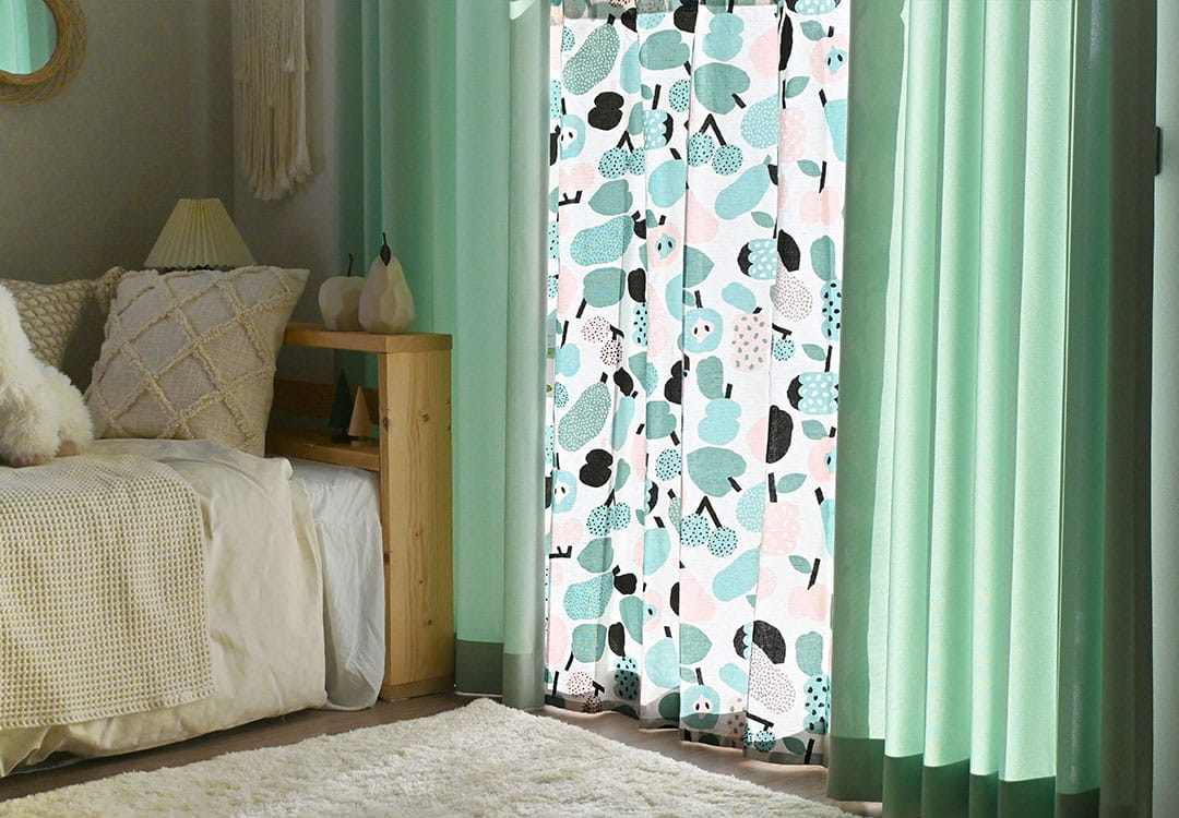ミントと北欧カーテントゥッティフルッティの北欧と無地のコーディネート
