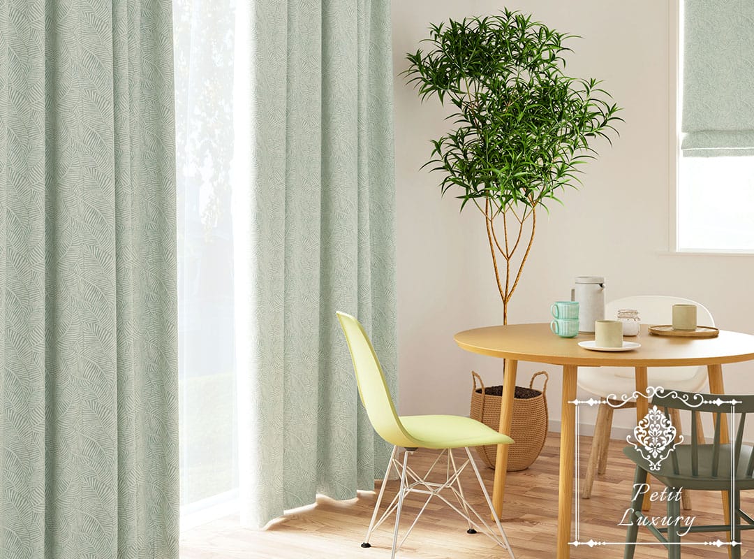 シダアース（グリーン）のカーテンを用いたお部屋の画像