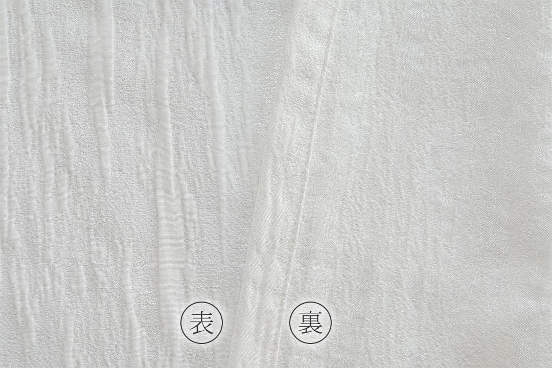 ヴァレリア（ホワイト）の裏と表のカーテン生地を比較しました