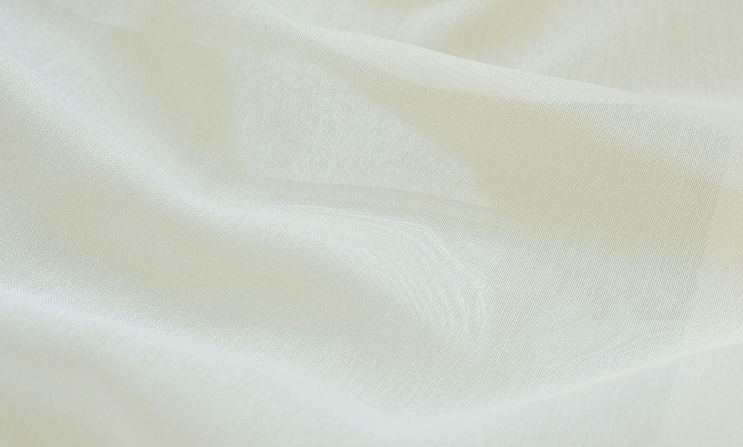 透過したときの陰影が美しいボイルレースカーテン エアリ アイボリー