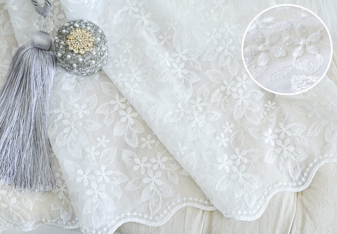 ラメ糸でほのかにきらめくワスレナグサの花刺繍 トルコレースカーテン