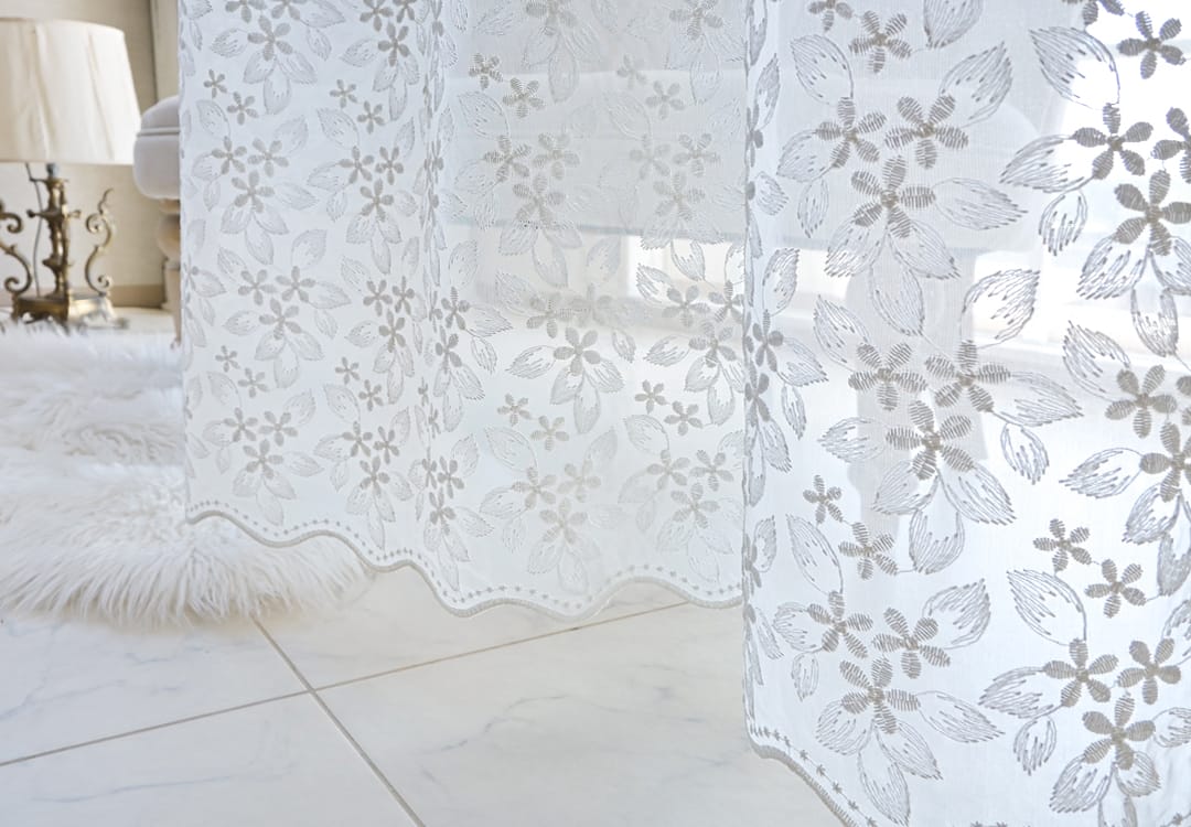 裾に広がる花柄刺繍が美しいトルコレースカーテン ワスレナグサデザイン