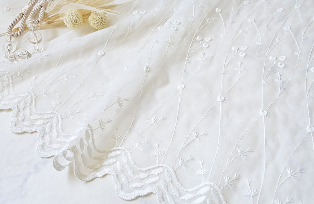 立体感のある小花刺繍が並ぶアールデコ調トルコレースカーテン