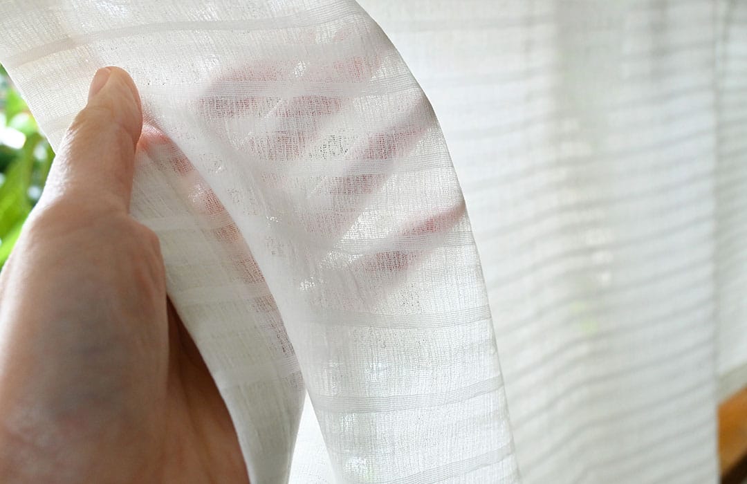 一枚吊りできる透け感レースカーテン 明るい室内コーディネート